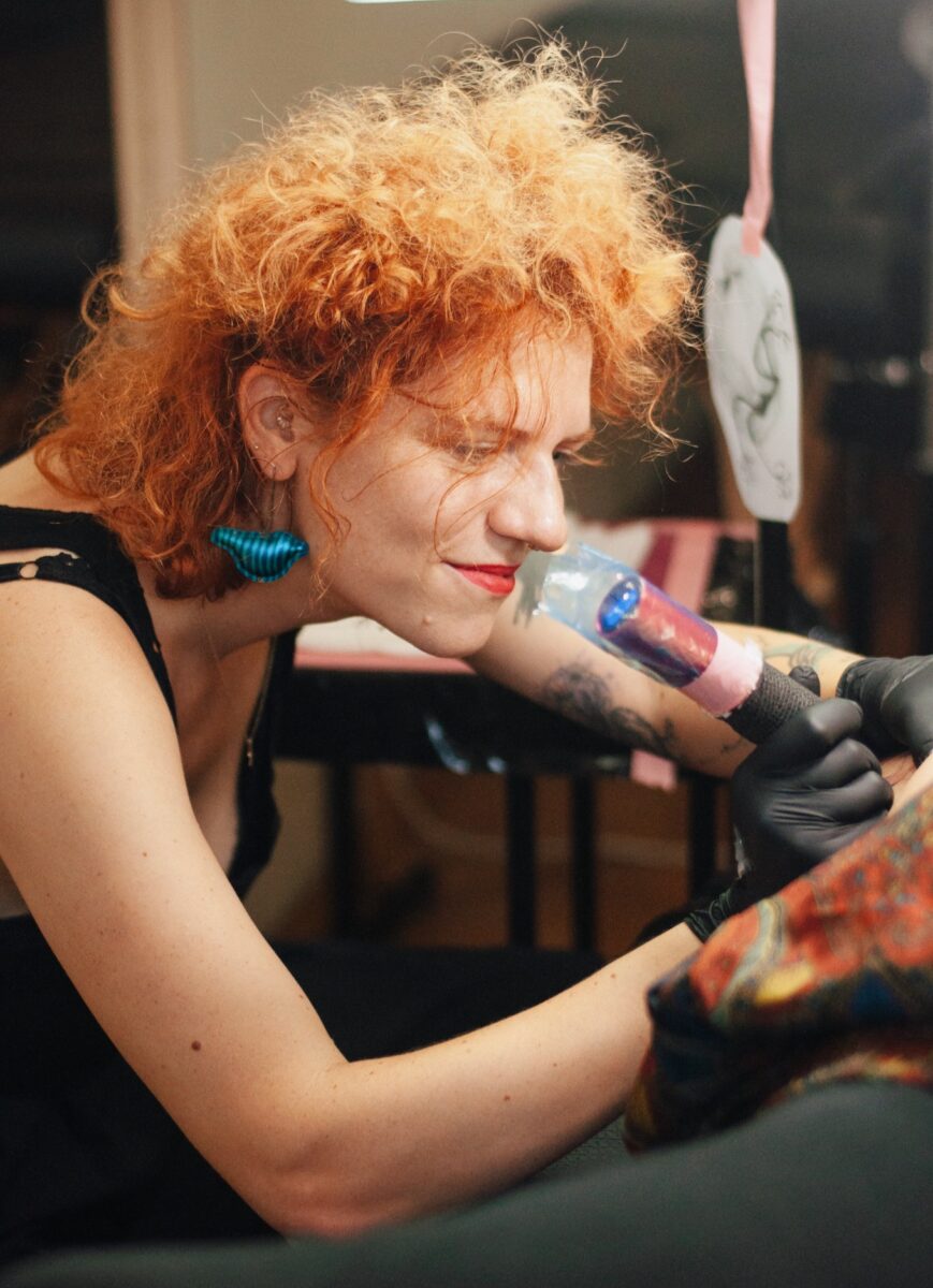 Maria przy pracy nad tatuażem